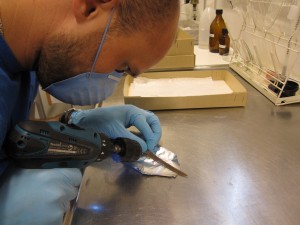 Uttak av DNA fra 3800 år gammel antler funnet på ei snøfonn på Oppdal. Foto: Leena Aulikki Airola/SPARC-prosjektet