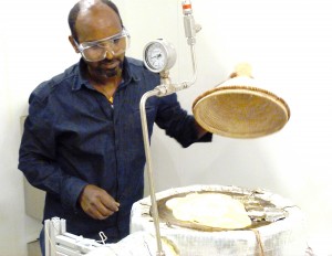 Asfafaw Tesfay testar ut brødbakst i solomnen.