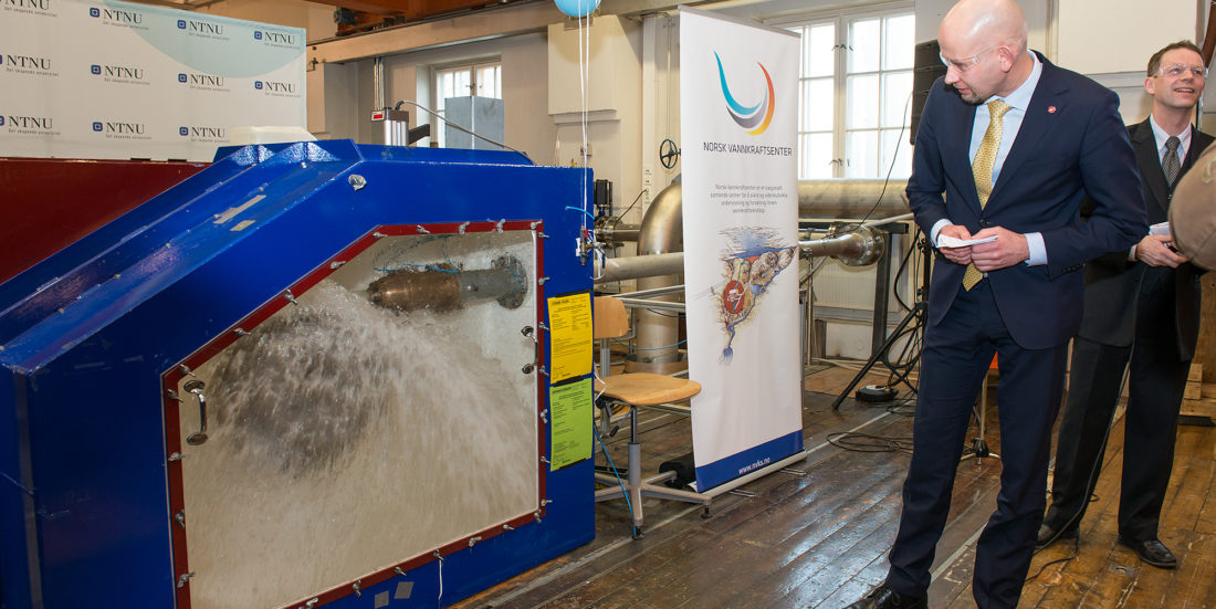 Olje- og energiminister Tord dro i gang en Pelton testrigg-turbin.under åpningen av Norsk Vannkraftsenter.