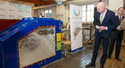 Olje- og energiminister Tord dro i gang en Pelton testrigg-turbin.under åpningen av Norsk Vannkraftsenter.