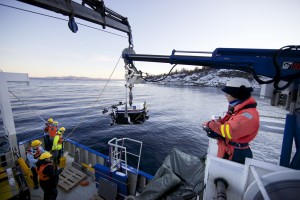 På tokt med AUR-Lab i Trondheimsfjorden. Fra forskningsfartøyet Gunnerus settes undervannsroboten (ROV) Minerva ut og sendes ned til havbunnen.