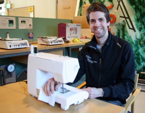 Forsker Lars Morten Bardal jobber med en doktorgradsavhandling i vindkraft, men arbeider også med sportsteknologi. Da ble det plutselig nødvendig å lære seg å sy sylinderbusker av alpinstoff. 