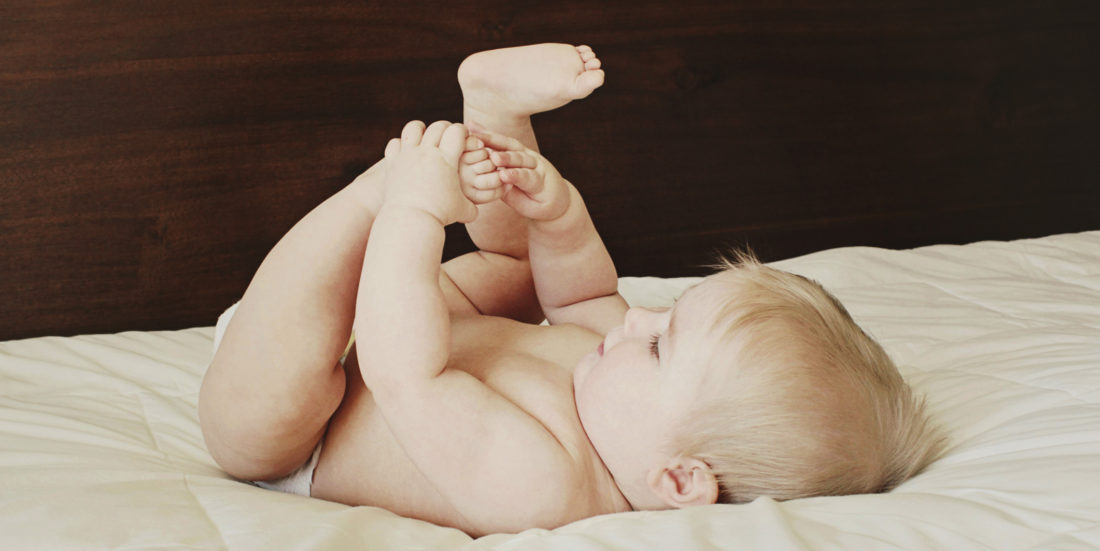 Baby leker med føtter