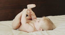 Baby leker med føtter
