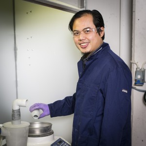 Stipendiat Fahmi Mubarok frå Indonesia fann inspirasjon på kjøkkenet då han fann den perfekte metoden for å termisk sprøyte silisiumkarbid. Foto: Erik Børseth, NTNU Technolgy Transfer AS