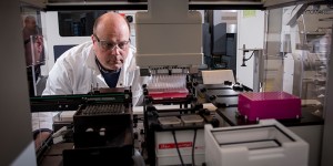 I dette screening-laboratoriet kan SINTEF-forsker Geir Klinkenberg se i hvilken grad de nye stoffene som framkommer i det norsk-danske prosjektet er i stand til å drepe resistente bakterier. Foto: SINTEF / Geir Otto Johansen  