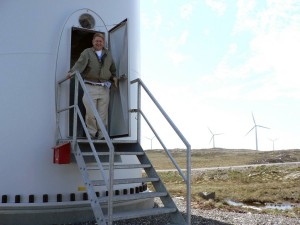 – For å verne naturen må vi tåle at vindparker reduserer naturopplevelsen. Professor Tore Undeland forsker på elektronikk i vindturbiner, og besøker her Smøla vindpark. Foto: NTNU