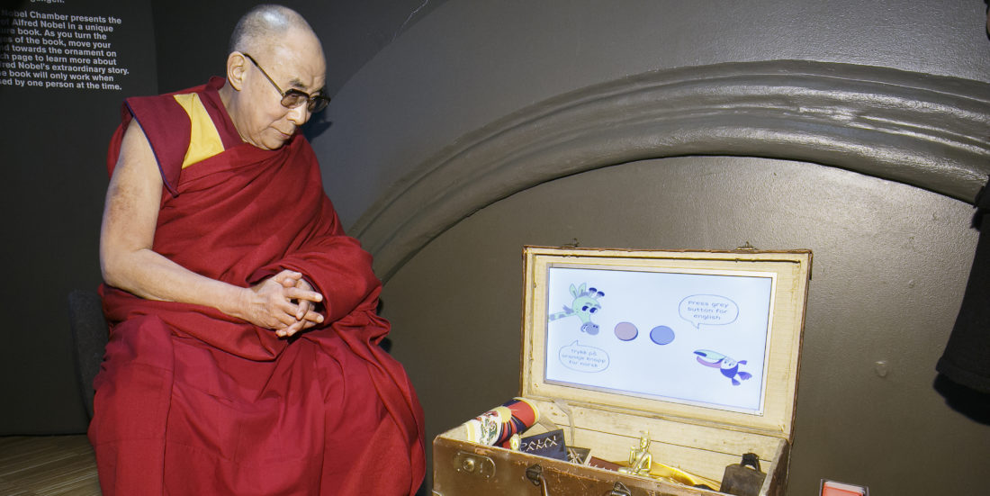 Bilde av Dalai Lama som besøker Nobels Fredssenter.