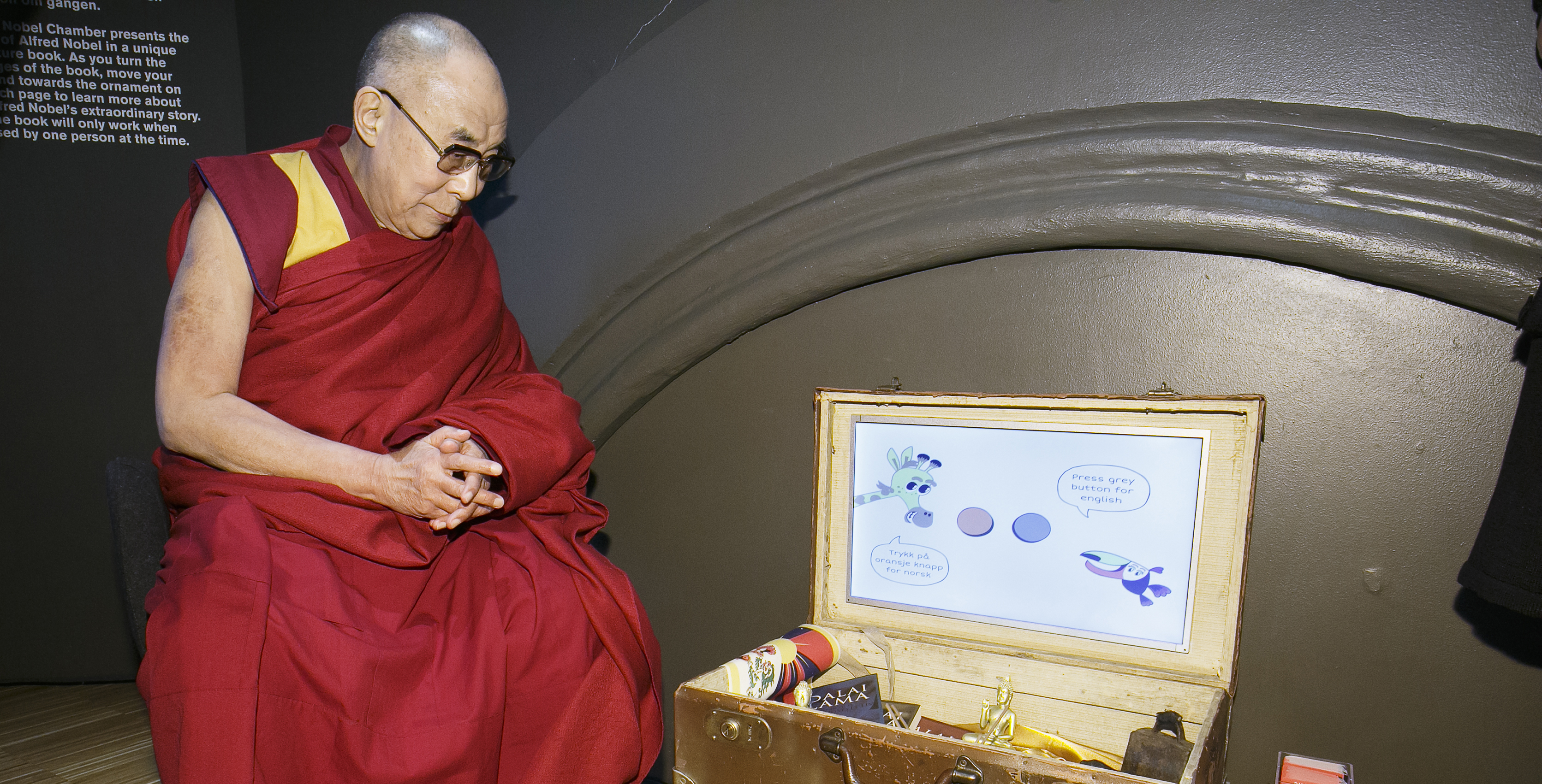 Bilde av Dalai Lama som besøker Nobels Fredssenter.