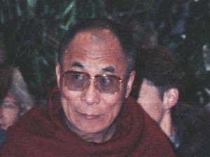 Bilde av Dalai Lama på besøk i Trondheim i 1994. 