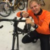 Per Olav Alvestad gjør seg klar til Hitra rundt på sykkel. Foto: NRK