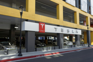 Tesla vil i 2017 lansere en mindre elbil som skal koste det samme som en tilsvarende bensinbil, og den skal produseres i stor skala. Dette er muliggjort av sterke incentiver i enkeltmarked som Norge og California. Foto: Thinkstock