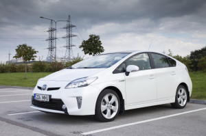 Hybridbilen Toyota Prius kommer bedre ut i regnskapet enn Tesla S gjør. Foto: Thinkstock