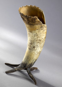 Drikkehorn av okse fra middelalder. Et stykke av munningspartiet mangler. Selve munningsranden er bølgeformet tilskåret. Foto: Åge Hojem, NTNU Vitenskapsmuseet