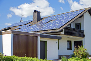 Hvorfor skulle ikke hvert hus produsere sin egen elektrisitet som husene i Tyskland, og dele overskuddet over elnettet? Tenkeren Jeremy Rifkin sier det ikke bare er mulig, men nødvendig om vi skal unngå katastrofale klimaendringer. Foto: Thinkstock
