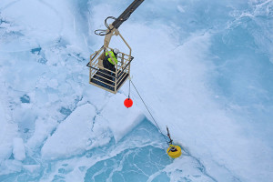 Forskere på havpattedyr fikk sjansen til å undersøke lydlandskapet under vann under ekspedisjonen med Oden i 2013. Foto: Jan Durinck