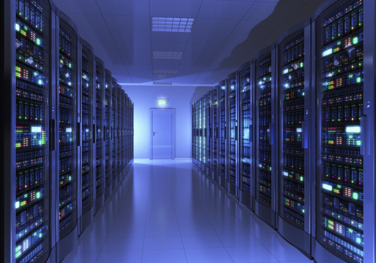 Bilde av servere i maskinhall med blålig belysning.