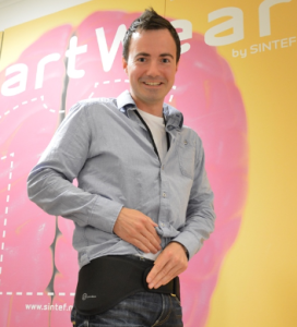 Produktdesigner Tore Christian Storholmen i SINTEF skal lede innovasjonsprosessen. Han har lang erfaring med å utvikle såkalt "smart wear" - klær med skjulte funksjoner. Her demonstrerer han en ny hoftebeskytter.