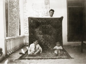 Familien Lærum levde i luksus i den iranske hovedstaden, og fikk en forkjærlighet for håndknyttede, persiske tepper. (Foto: Privat). 