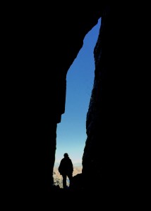 Arkeolog Eva Lindgaard tok turen inn i hula Bølekointa for å se etter bergkunst. Foto: Lars Strømmen, NTNU