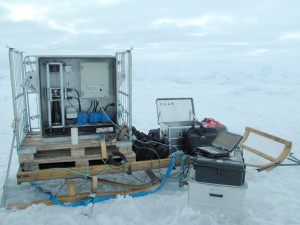 Åse Erviks tre uker på «RV Lance» krevde fire paller med utstyr, inkludert denne kompresjonsmaskinen, som brukes til å teste styrken av forskjellige iskjerner. Foto: Åse Ervik