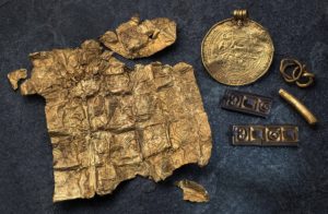Den helt spesielle gullskatten ble funnet på gården Tornes i Fræna i Møre og Romsdal. Foto: Åge Hojem, NTNU Vitenskapsmuseet