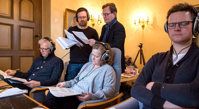 Musikere og komponist lytter på musikken de nettopp har spilt inn. Foto: Morten Lindberg