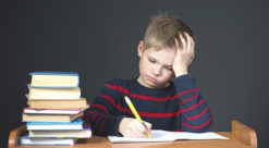Mange foreldre reagerer på at barna strever med vanskelige lekser og bruker svært mye tid på leksearbeid. Illustrasjonsfoto: Thinkstock