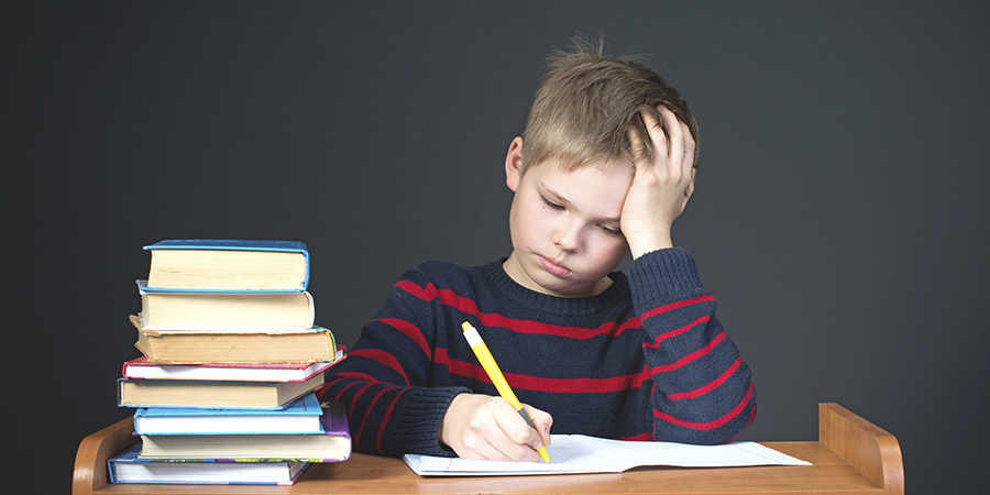 Mange foreldre reagerer på at barna strever med vanskelige lekser og bruker svært mye tid på leksearbeid. Illustrasjonsfoto: Thinkstock
