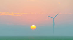 Bilde av moderne vindturbin i solnedgang