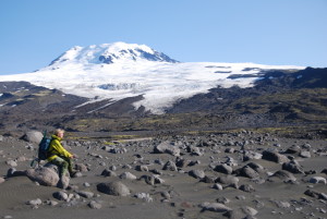 Den aktive vulkanen Beerenberg som rager 2277 m over havnivå, er dekket av is. Flere av breutløpere rekker ned til, eller nesten ned til dagens havnivå. Foran mange av disse breutløperne finner vi flotte, markerte morener som vitner om at isen har trukket seg tilbake de siste tusener av år. Foto: Eiliv Larsen, NGU