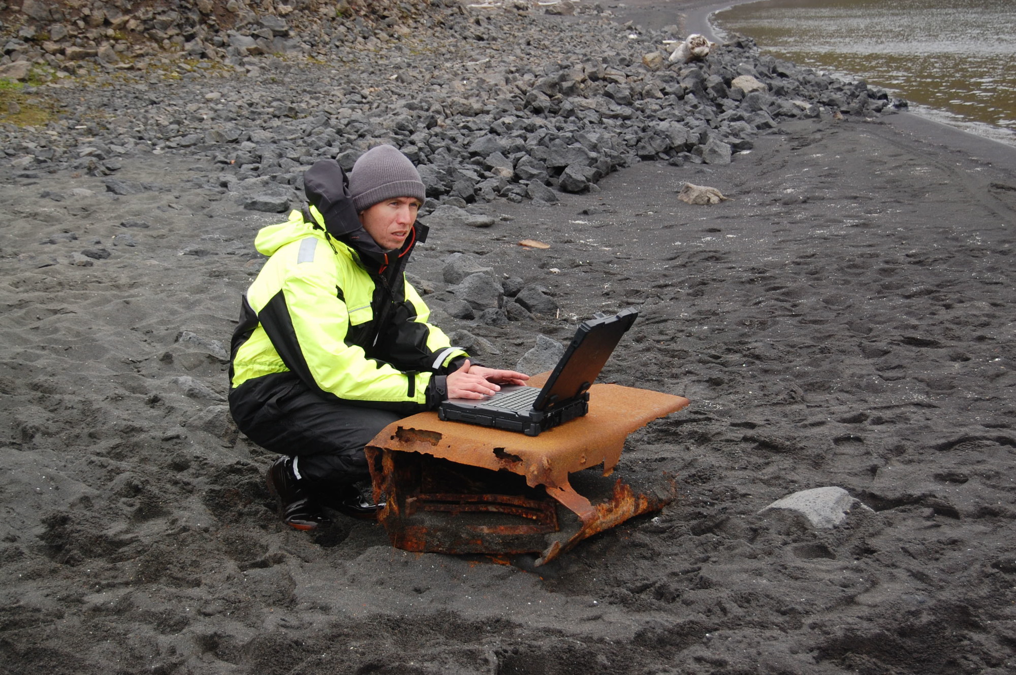 Martin Ludvigsen i arbeid på stranden ved Nordlaguna. Foto: Johanna Kristina Anjar, NTNU