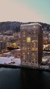 I Bergen har BOB (Tidligere Bergen og Omegn Boligbyggelag) vist at modulbygg ikke trenger å se ut som en kjedelig "skoeske". Dette trehuset har i tillegg 14 etasjer. Foto: Utlån fra BOB.