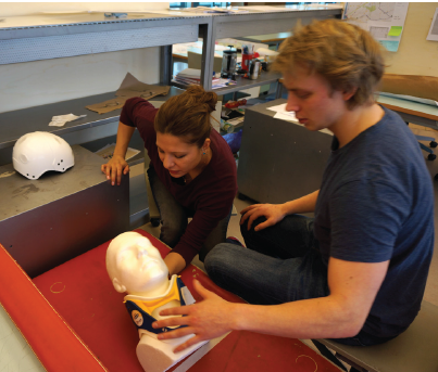 Studenter fra Arkitekt- og Designskolen i Oslo har jobbet med ergonomi på hjelmen, hvordan man kan sette på systemet i ambulanser og i nødsituasjoner. Foto: Smartbrain.