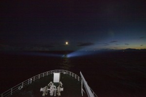 Selv lyset fra månen eller lyset fra skipet er nok til å påvirke dyrene som lever i polare farvann. Foto: Geir Johnsen, NTNU / UNIS