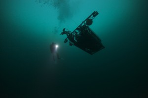 Forskere dobbeltsjekker en Remotely Operated Vehicle (ROV) fra NTNUs AUR Lab i farvannet utenfor Frøya før den blir sendt ut i den arktiske polarnatten. Foto: Geir Johnsen, NTNU/UNIS