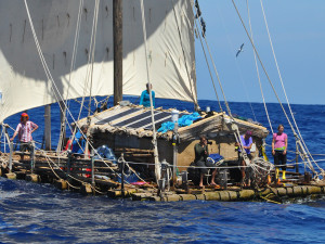 To balsaflåter, bygd etter mange hundre år gamle år teknikker, har seilt fra Peru til Påskeøya i Thor Heyerdahls kjølvann. Nå seiler de tilbake til Sør-Amerika for å bevise at det også er mulig. Foto: Kon.-iki2