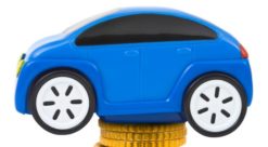 Illustrasjon som viser lekebil oppå en stabel med mynter