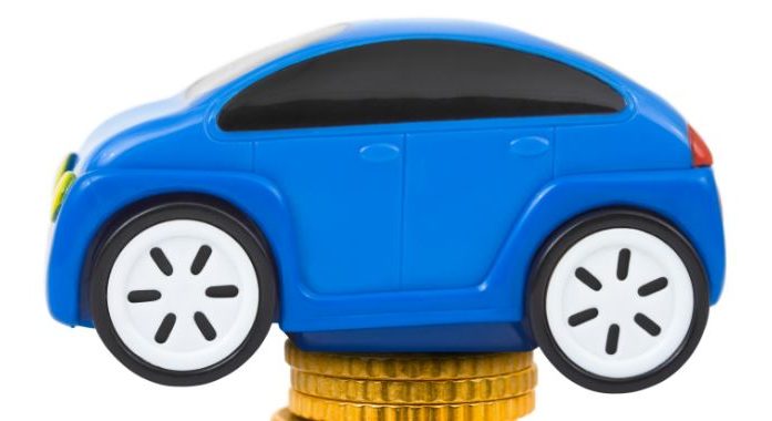 Illustrasjon som viser lekebil oppå en stabel med mynter