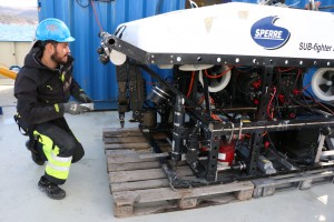 Pedro Roberto De La Torre Olazabal undersøker HD-kameraet på ROVen som skal hjelpe forskerne med å undersøke bunnen av Trondheimsfjorden. Foto: Nancy Bazilchuk, NTNU