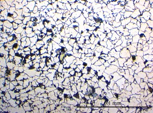 Mikroskopbilde av strukturen i jern. De lyse kornene er rent jern, mens de mørke har høyt karboninnhold. Illustrasjon: NTNU