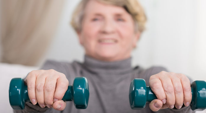 Trening er viktig, ikke minst for eldre. Og trening kan skje hjemme, med veiledning fra fysioterapeut via Skype. Foto: Thickstock