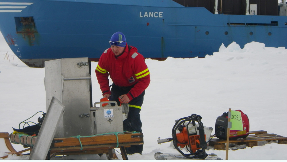 Aleksey Shestov jobber på isen mot slutten av Norsk Polarinstitutts N-ICE-ekspedisjon. Foto: N-ICE-ekspedisjonen