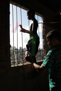 En av de vanligste hobbyene til barn i favelaene er drager og dragekamp fra hustak og vinduer. Foto: Marit Ursin, NTNU