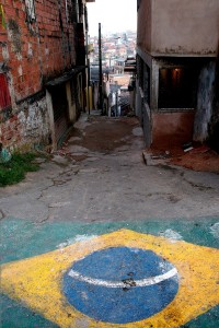 Millioner av barn vokser opp i favelaer i Brasil. Til tross for at den materielle levestandarden har gått opp i de fleste hushold, sliter nabolagene med problemer, som rusmisbruk, kriminalitet, og vold. Foto: Marit Ursin, NTNU