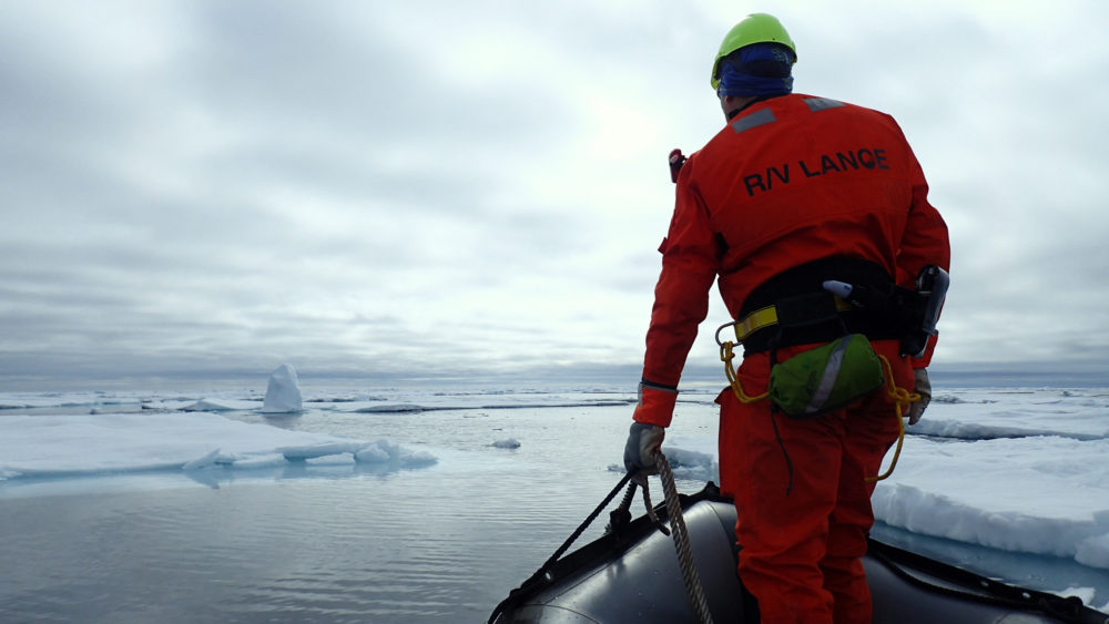 Forskere studerer isrygger i Antarktis. Overraskende nok kan isen bli sterkere når den smelter. Foto: Aleksey Shestov, NTNU SAMCoT, UNIS