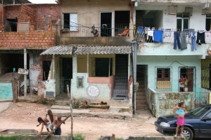 Favelaene har tradisjonelt vært preget av yrende folkeliv. Foreldres frykt for den narkotikarelaterte volden innskrenker barnas frihet, og tømmer gatene på kveldstid. Foto: Marit Ursin