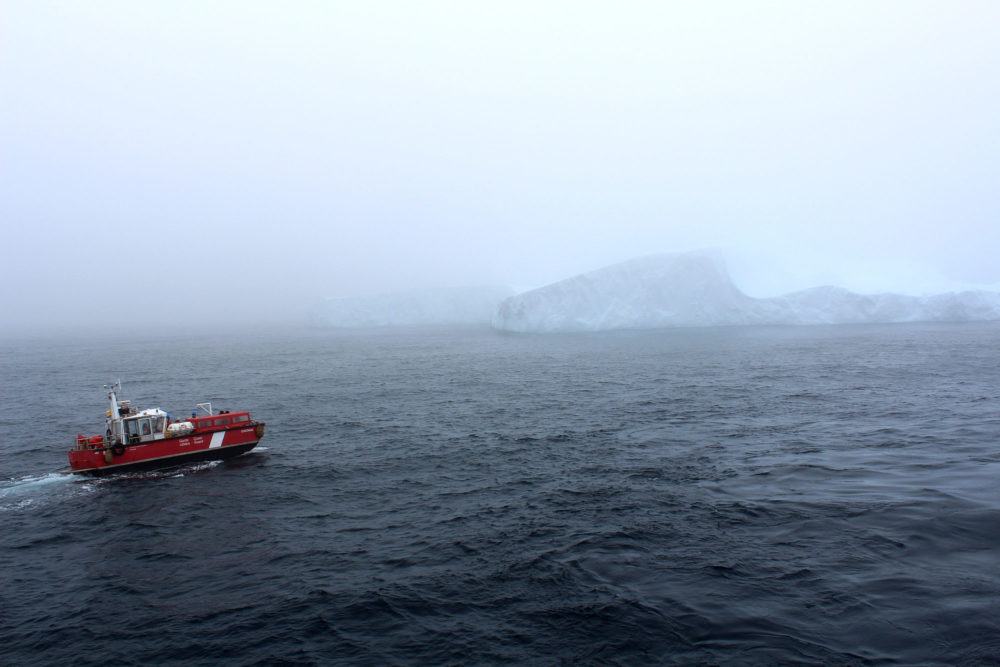 I tåke er det vanskelig å se isfjell som kommer drivende, og da kan det være greit om en drone har GPS-merket dem. Foto: Leif Andersson/The Offshore Newfoundland Research Expedition 2015
