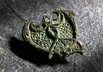 I 2016 ble dette smykket funnet i pløyejorda på Agdenes gård, helt ytterst i Trondheimsfjorden. Foto: Åge Hojem/NTNU Vitenskapsmuseet