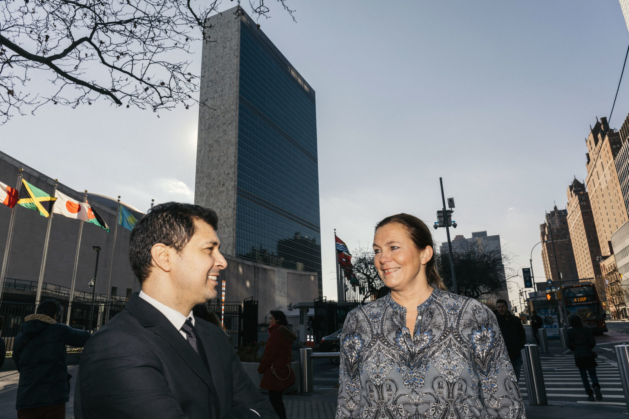 Mann og dame foran FN-bygningen i New York.